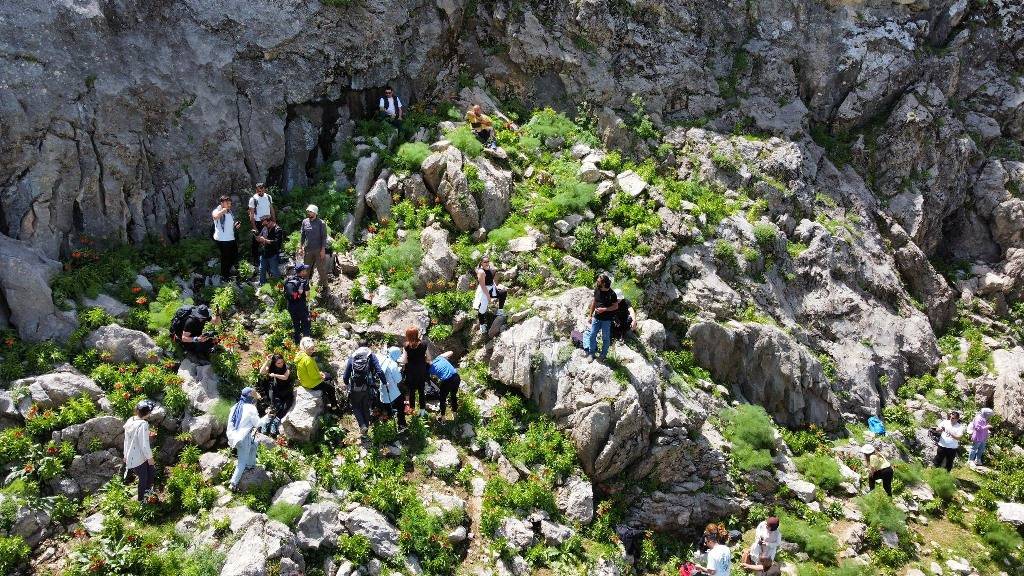 Halk arasında 'ağlayan gelin' olarak biliniyor. Görmek isteyenler kilometrelerce yol katediyor 16